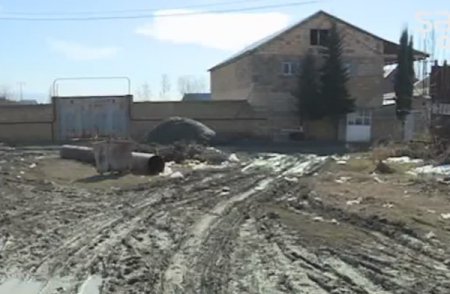 "Palçıqdan çıxa bilmirlər. Yıxılıb gəlirlər, xəstələnirlər" - Şəkidə keçilməz küçə...