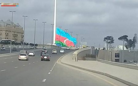 Bayraq Meydanındakı Azərbaycan bayrağı endirildi - Fotolar