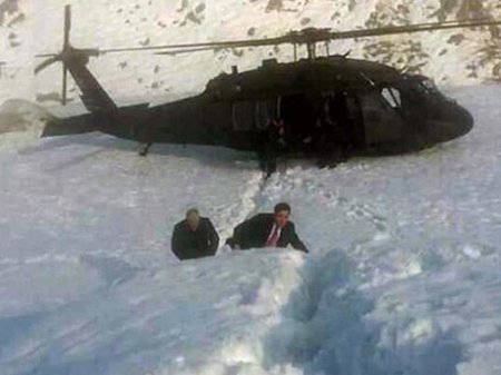 Baş nazir qarda qaldı, kənd sakinləri çaya dəvət etdilər - FOTO