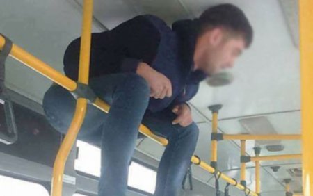 Bakıda avtobusda “turnik”ə çıxanlar 