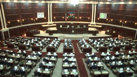 Milli Məclisdə informasiyaya dair qanun layihəsini müzakirə olunur