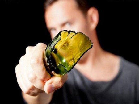 Şadlıq evində musiqiçinin başına butulka çırpdılar