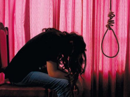 Bakıda 18 yaşlı qız özünü asdı