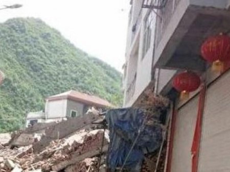 Çində 7 mərtəbəli bina uçub, ölənlər var