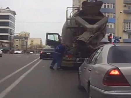 Yük maşını yola beton tökə-tökə gedir - Bakıda - VİDEO