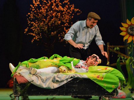 Gənc Tamaşaçılar Teatrı 11 gün ərzində üç qastrol və bir festivalda - FOTO