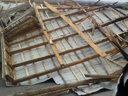 Külək beşmərtəbəli binanın damını uçurdu