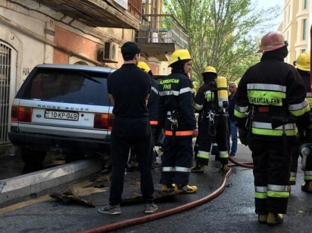 Paytaxtda "Range Rover" qəfil alışıb yandı - FOTO