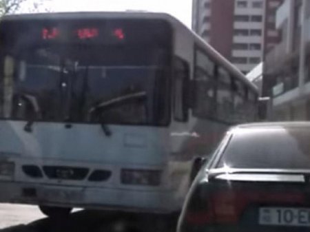 Bakıda avtobus sürücüsü insanların həyatını təhlükəyə atdı 