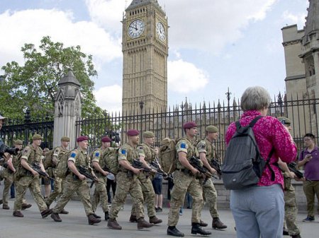 Britaniya küçələrinə hərbçilər çıxdılar - FOTO