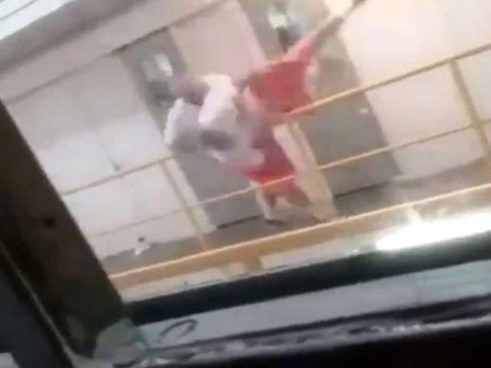 Məhkum məhkumu həbsxana binasından atdı - VİDEO