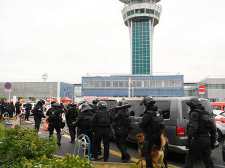 TƏCİLİ: Parisdə hava limanı boşaldılır