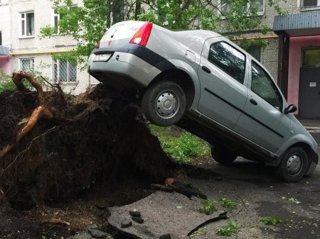 Moskvada qasırğada ölənlərin sayı 13 nəfərə çatıb - FOTO