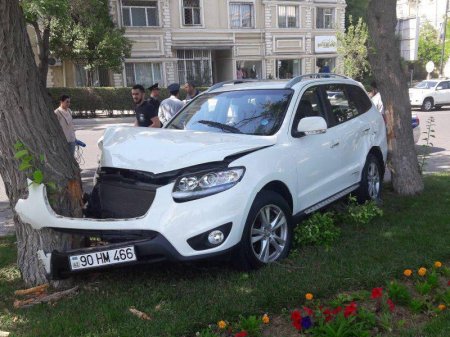 Bakıda qadın sürücü 130 minlik maşınla qəza törətdi – FOTO