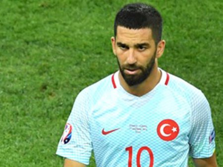Arda Turan jurnalisti döydü