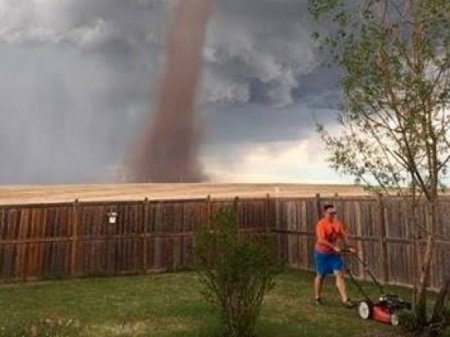 Tornado kişinin eyninə olmadı, həyəti təmizləməkdə davam etdi