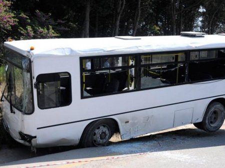 Bakıda sərnişin avtobusu yük maşını ilə toqquşdu