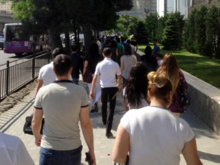 Bakıda gərginlik: 100-lərlə insan küçədə qaldı - FOTO