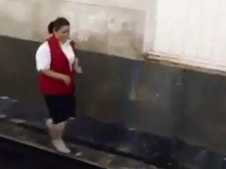 Bakı metrosunda qəribə olay - Qadın relslərin üzərinə düşdü - VİDEO