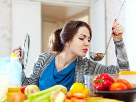 Yeməyi qoxulamaq da insanı kökəldir