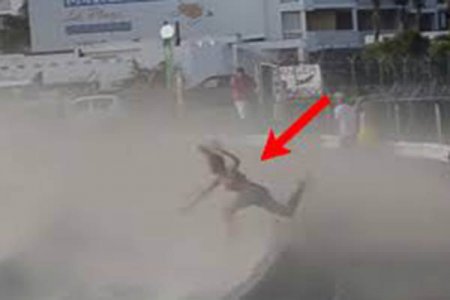 Təyyarənin küləyi qadını yerə çırparaq öldürdü - Video