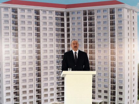Prezident İlham Əliyev jurnalistlər üçün tikilmiş növbəti binada Milli Mətbuat Günü münasibətilə mənzillərin paylanması mərasimində iştirak edir - FOTO
