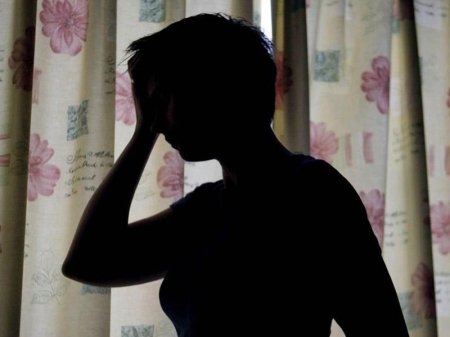 Samuxda RƏZALƏT: qaynanası ilə əri gəlini döyüb, saçını qırxdılar