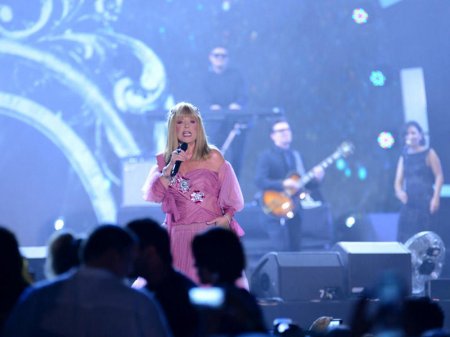 Əfsanəvi Alla Puqaçovanın Bakıda "Jara-2017" festivalında keçirilən yaradıcılıq gecəsində - FOTO