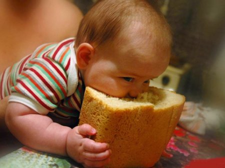 ”Uşaqlara çörək verməyin!” - PEDİATRDAN VALİDEYNLƏRƏ ÇAĞIRIŞ