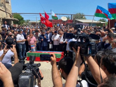 ŞƏHİD JURNALİSTLƏ VİDA MƏRASİMİ