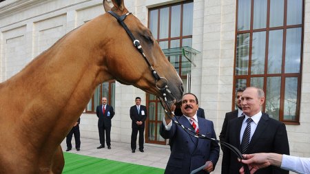 Putinin dünya liderlərinə verdiyi və aldığı canlı hədiyyələr - FOTOLAR