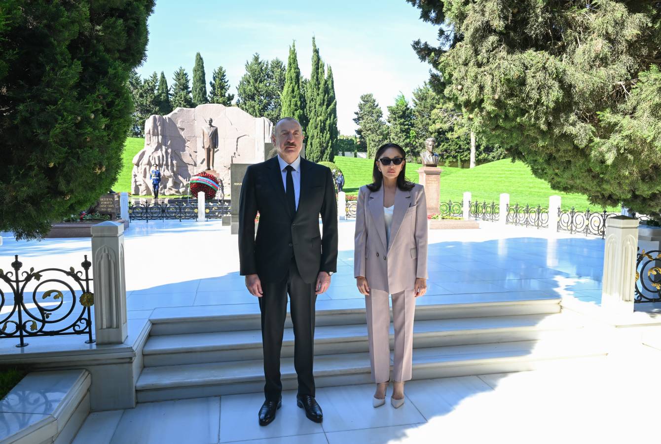 İlham Əliyev və birinci xanım Mehriban Əliyeva Fəxri xiyabanda Ulu Öndər Heydər Əliyevin məzarını ziyarət ediblər